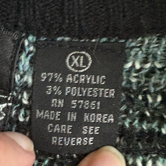 Men's Black and Gray Patterned Sweater - Picture 10 of 12